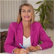 Titulada en Relaciones Laborales, Licenciada en Ciencias del Trabajo y con Grado en Derecho, además experiencia en impartir clases